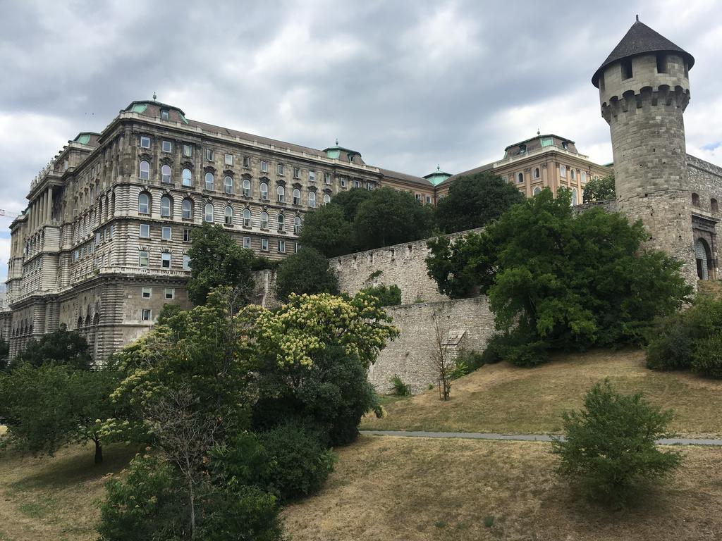Castel View Apartment Budapest Luaran gambar